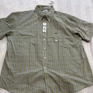 Van Heusen Plaid Men’s Short Sleeve Shirt
Size XXL